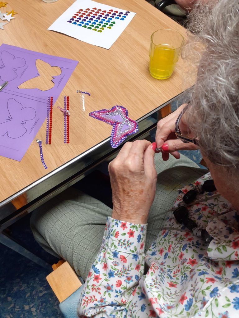 residents making arts and crafts